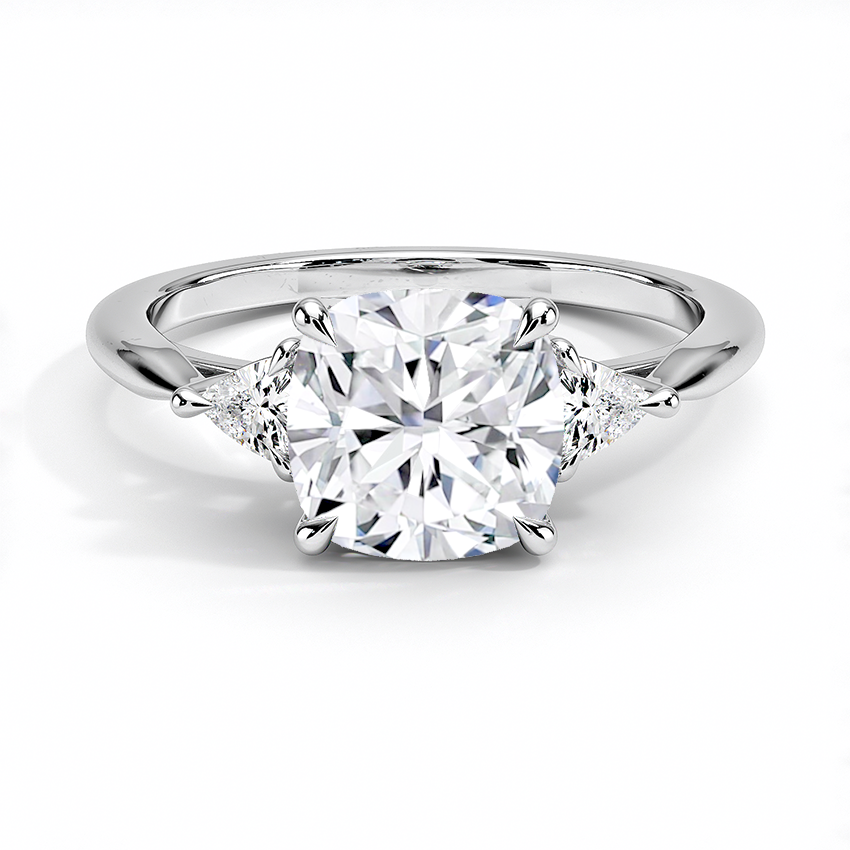 Anillo Vínculo con diamante cushion y piedras laterales trillion